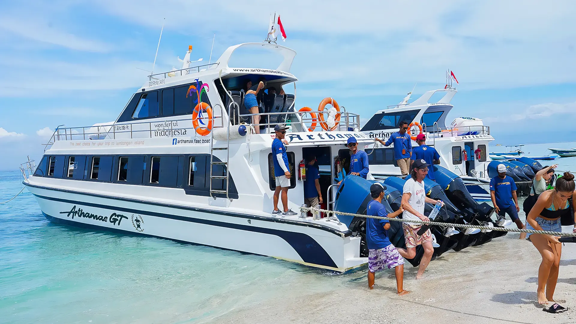 Arthamas Express fast boat dropping off passengers at Jungut Batu Beach Nusa Lembongan