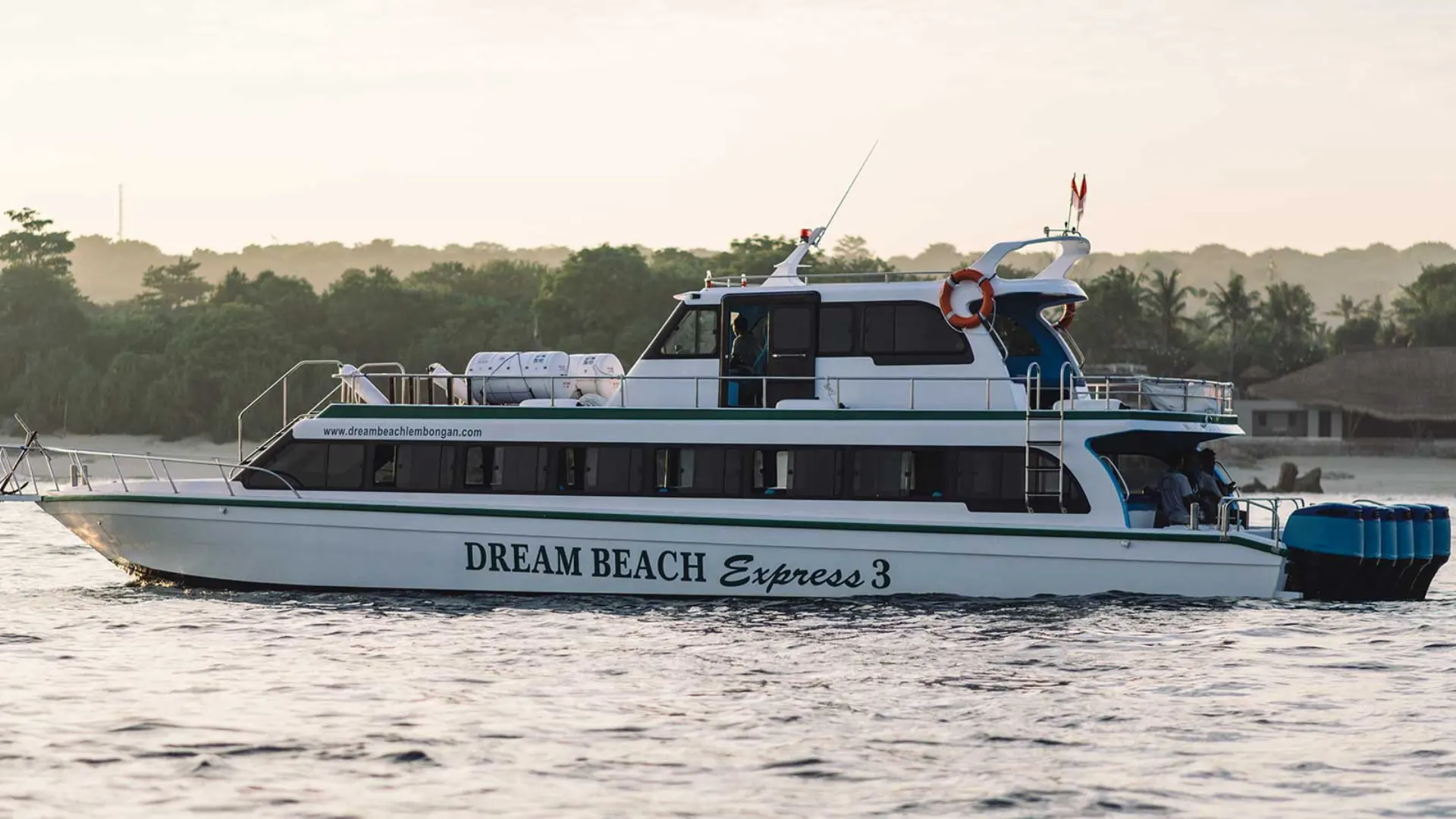 Dream Beach Fast Boat operating on the ocean for Bali to Nusa Lembongan fast boat service