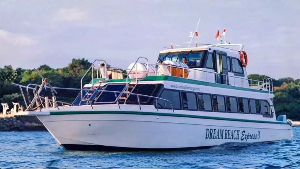 Dream Beach Fast Boat slowly departing from Nusa Lembongan waters during the sea journey
