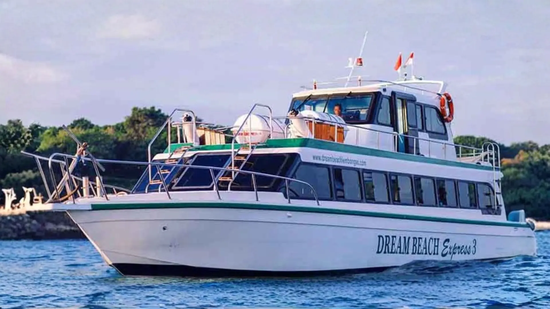 Dream Beach Fast Boat slowly departing from Nusa Lembongan waters during the sea journey