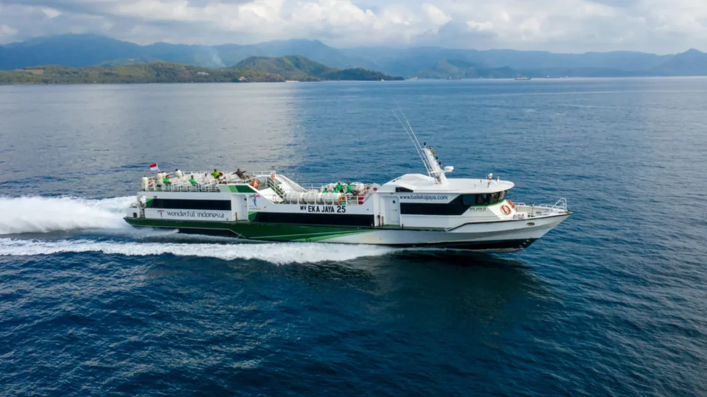 Eka Jaya Fast Ferry sailing on the sea left side view on Lembongan to Gili Lombok fast boat route