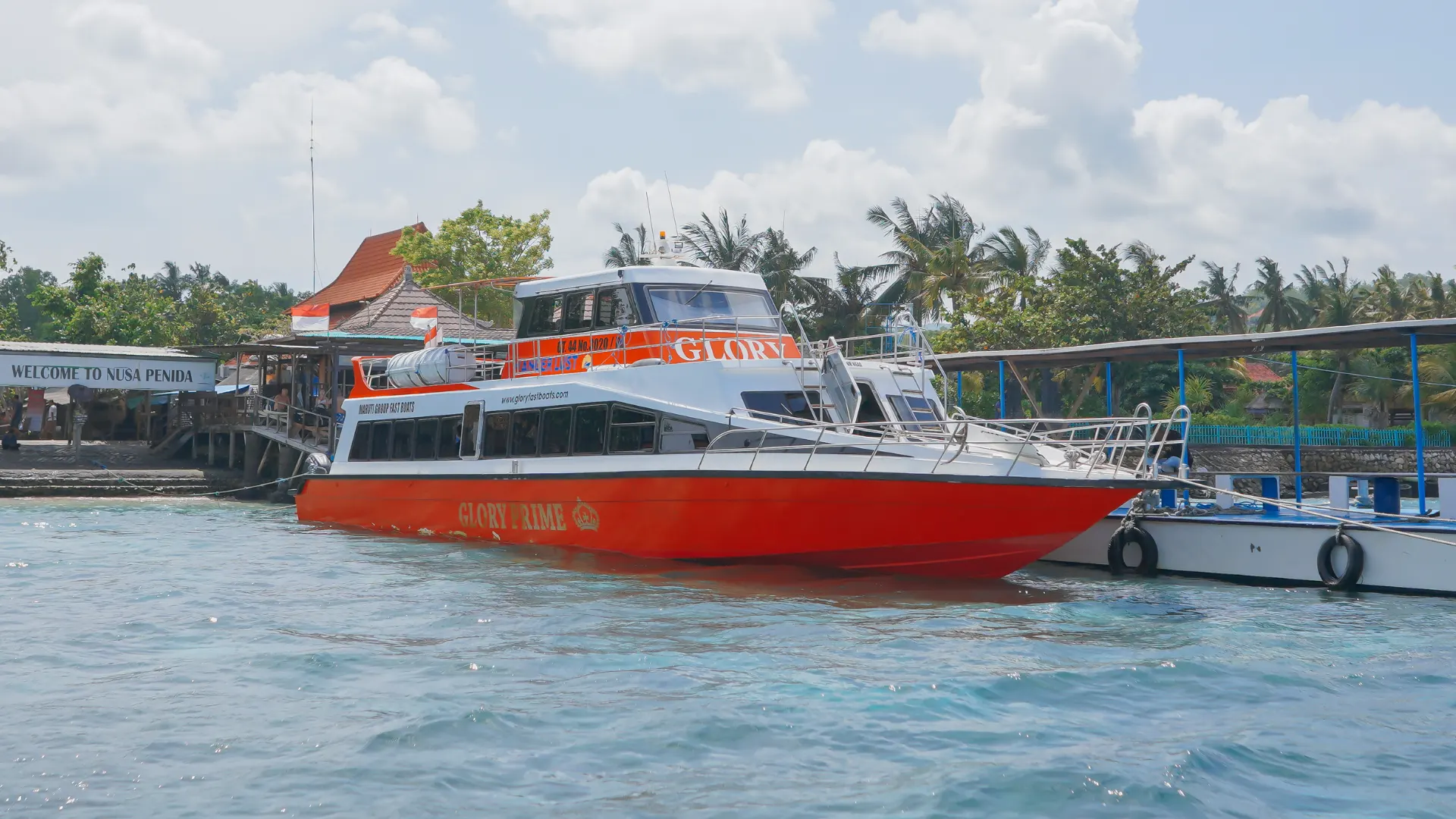 Glory Fast Boat at the pier preparing for passenger boarding for Lembongan fast boat service