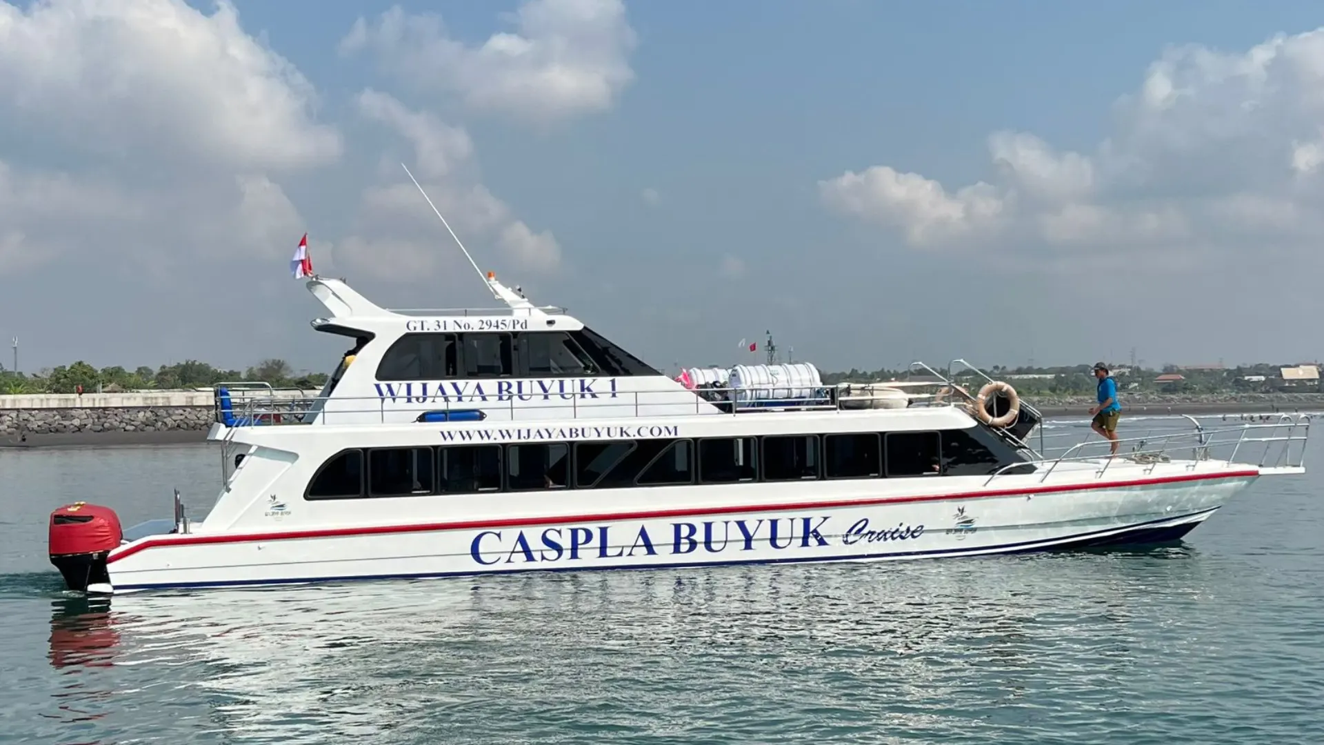 Wijaya Buyuk Fast Boat starting its journey with crew on board for Bali to Nusa Lembongan fast boat service