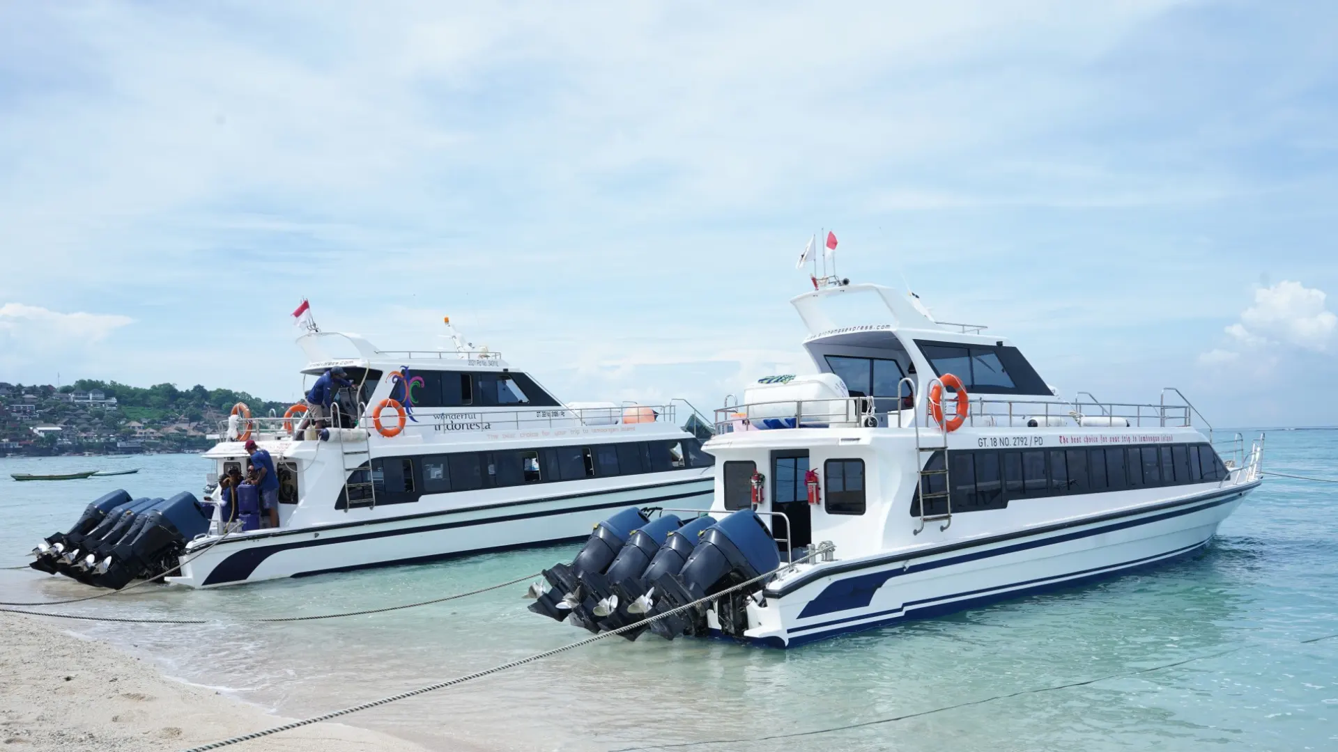 Fast boat arrive at Jungut Batu Beach Nusa Lembongan as part of daily Lembongan Fast Boat Schedule