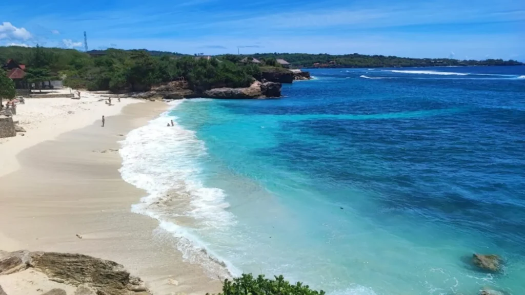 Peaceful and quiet atmosphere at Dream Beach Lembongan with calm ocean and natural surroundings